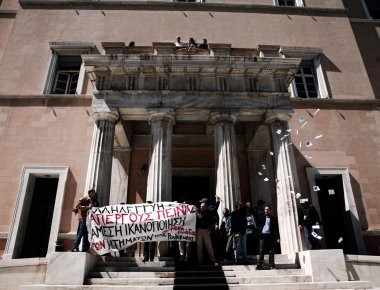 Με εντολή Ν.Τόσκα και Ν.Βούτση ελεύθερα τα μέλη του Ρουβίκωνα που εισέβαλαν στη Βουλή